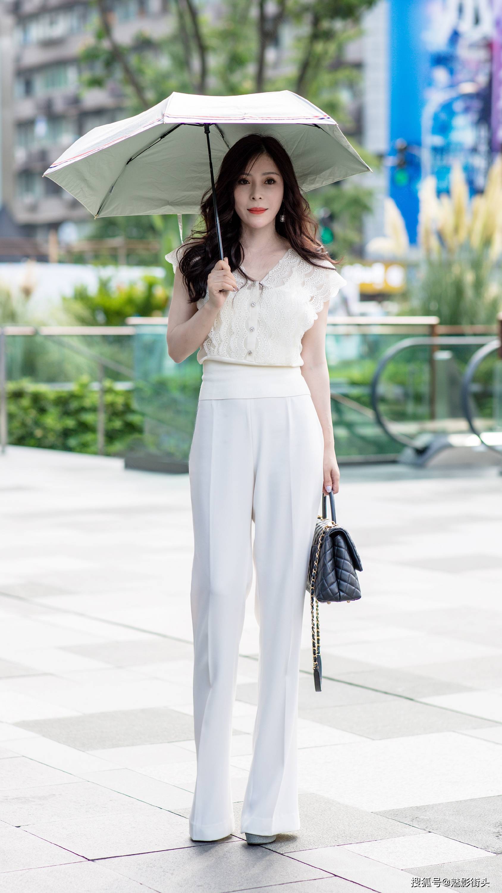 原创中伏时节,身高腿长的美女采用白色系搭配,清凉舒适还不显胖