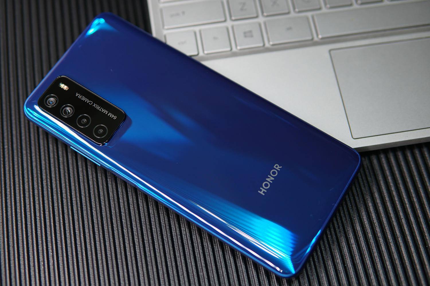 原创不足两千元的荣耀play4,不仅要活力"四摄"还要5g全网通