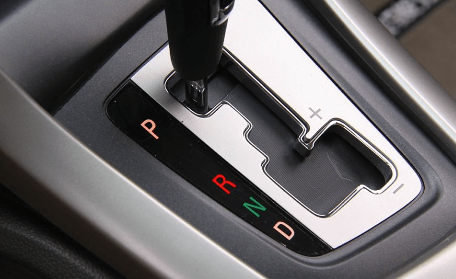 熄火也就是踩刹车,然后把档位挂入n挡,在p挡前拉手刹手是因为在实际中