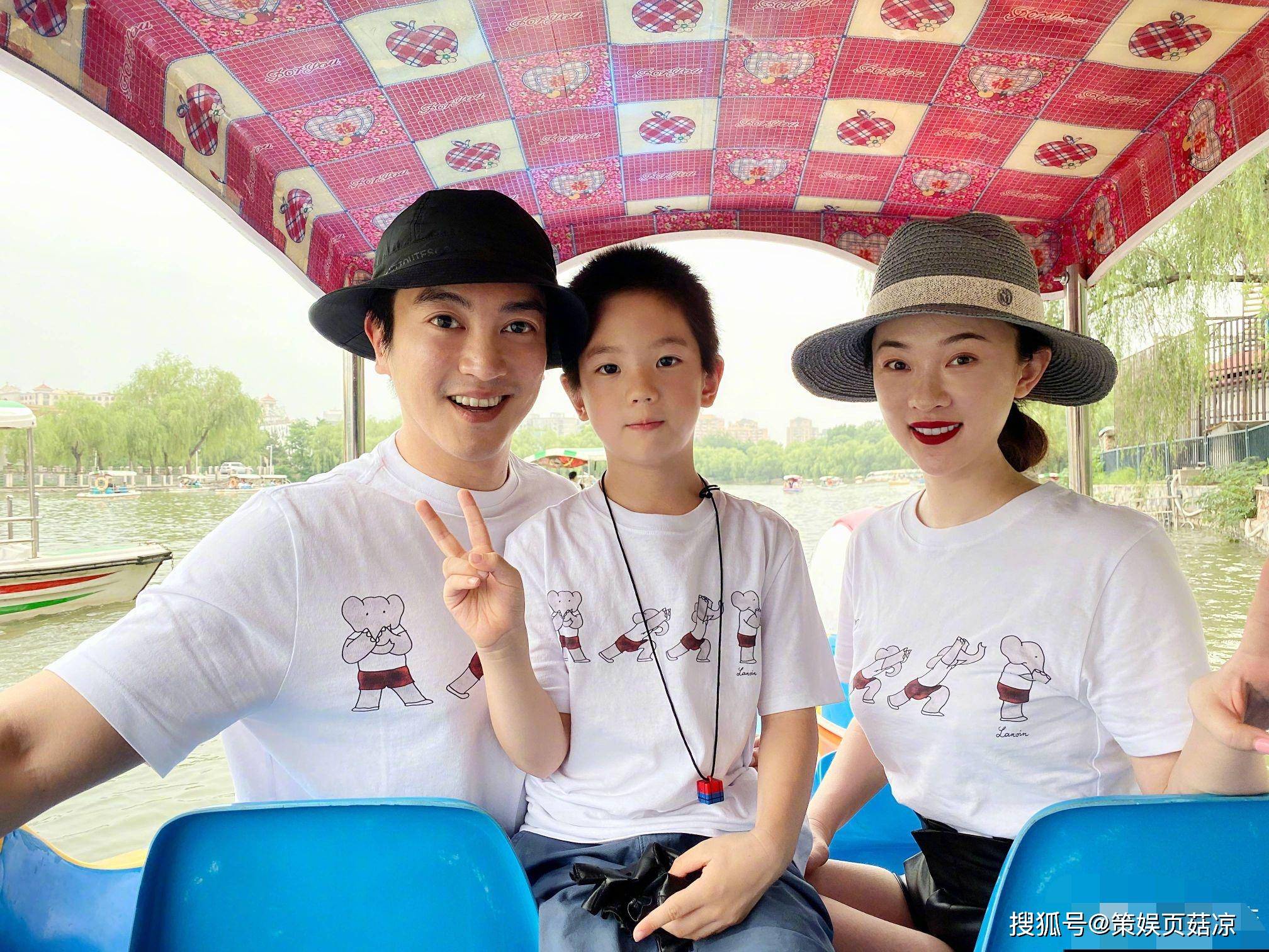 原创霍思燕杜江一家出门游玩,吊带背心秀好身材,身边小女孩身份成谜