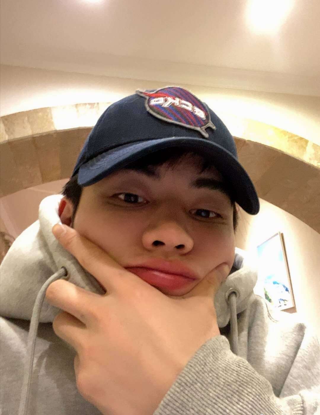 r1se自拍:周震南高度曝光何洛洛精神小伙,任豪的脸变圆了?