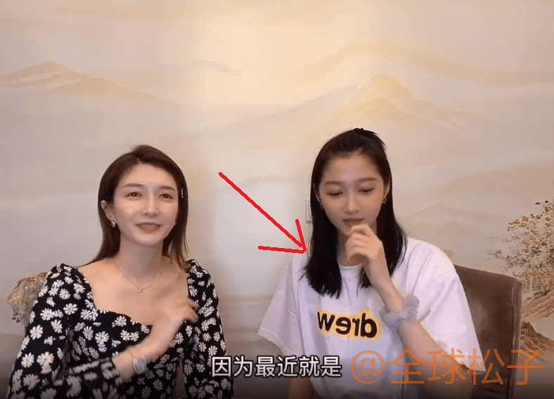 与江疏影同框,关晓彤的肤色"亮了",脸蛋黑得像是没打光