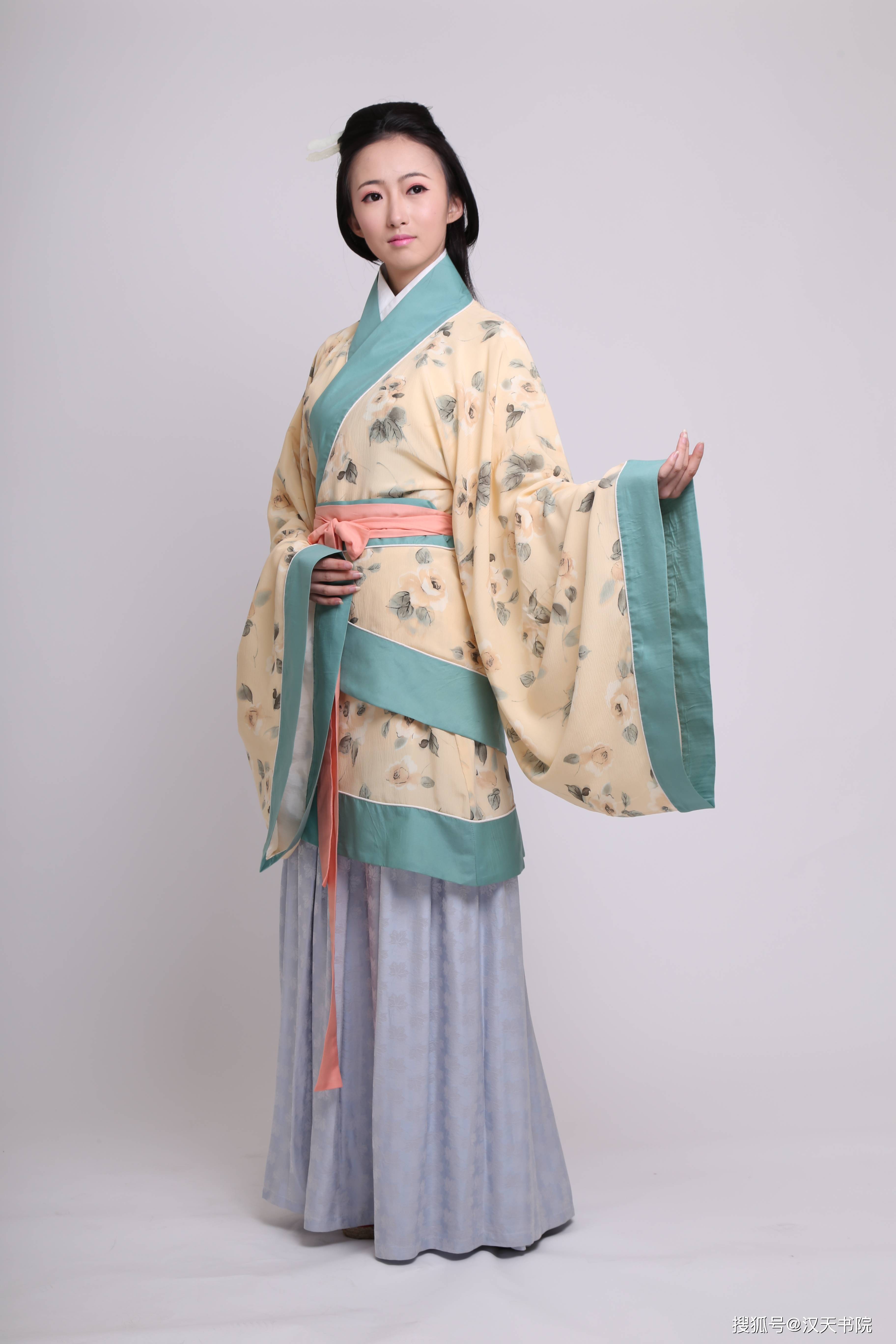 再到唐宋明,这一方便搭配的服饰,几经演化,最终成为了汉族女装的典型