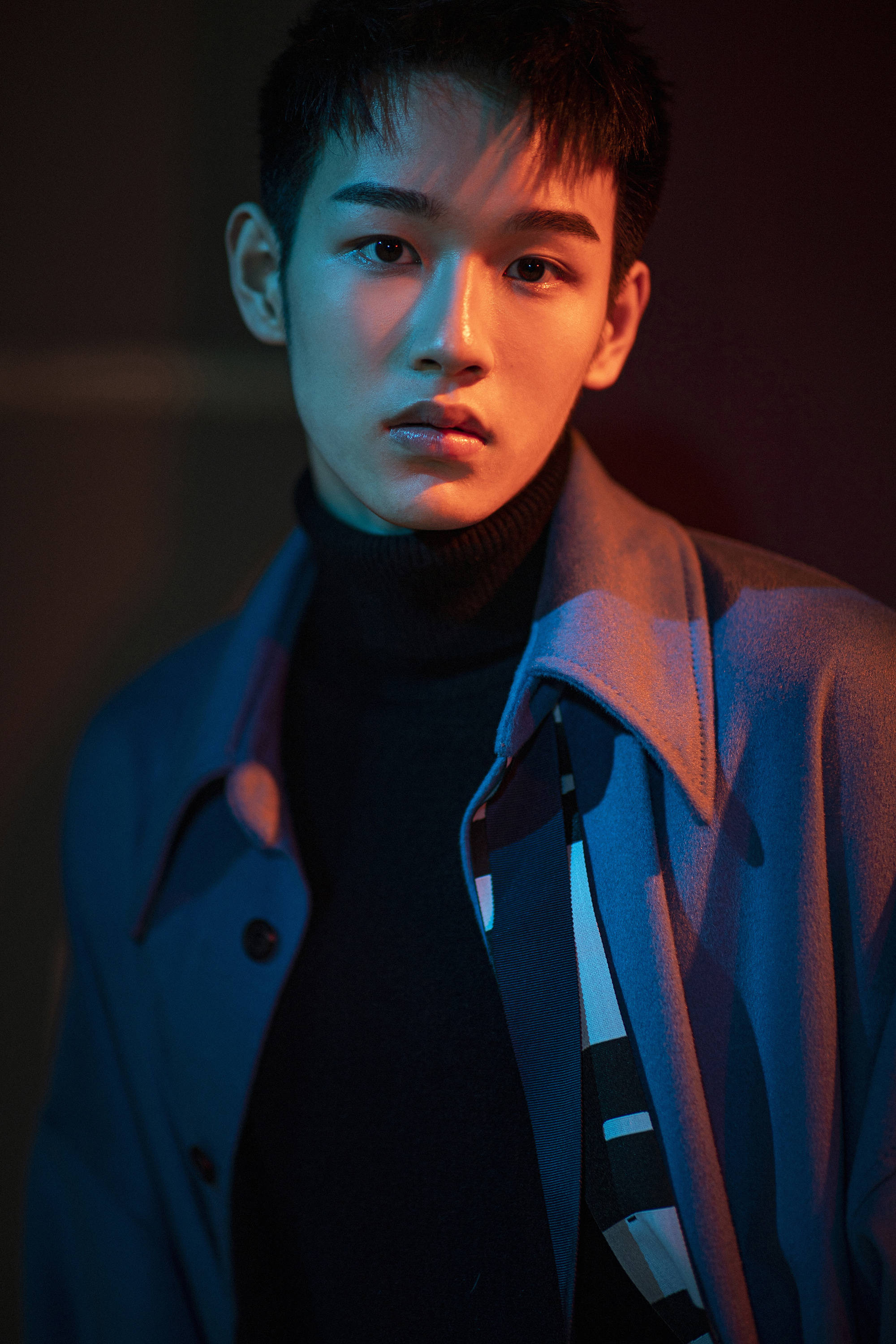 吴迪飞廓形套装演绎红黑迷幻 青春剧《我的同桌又上