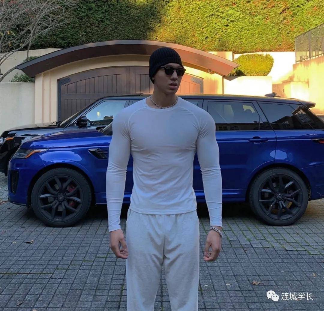 真人版的九头身时尚少年原来是一位身材a爆的篮球体育生