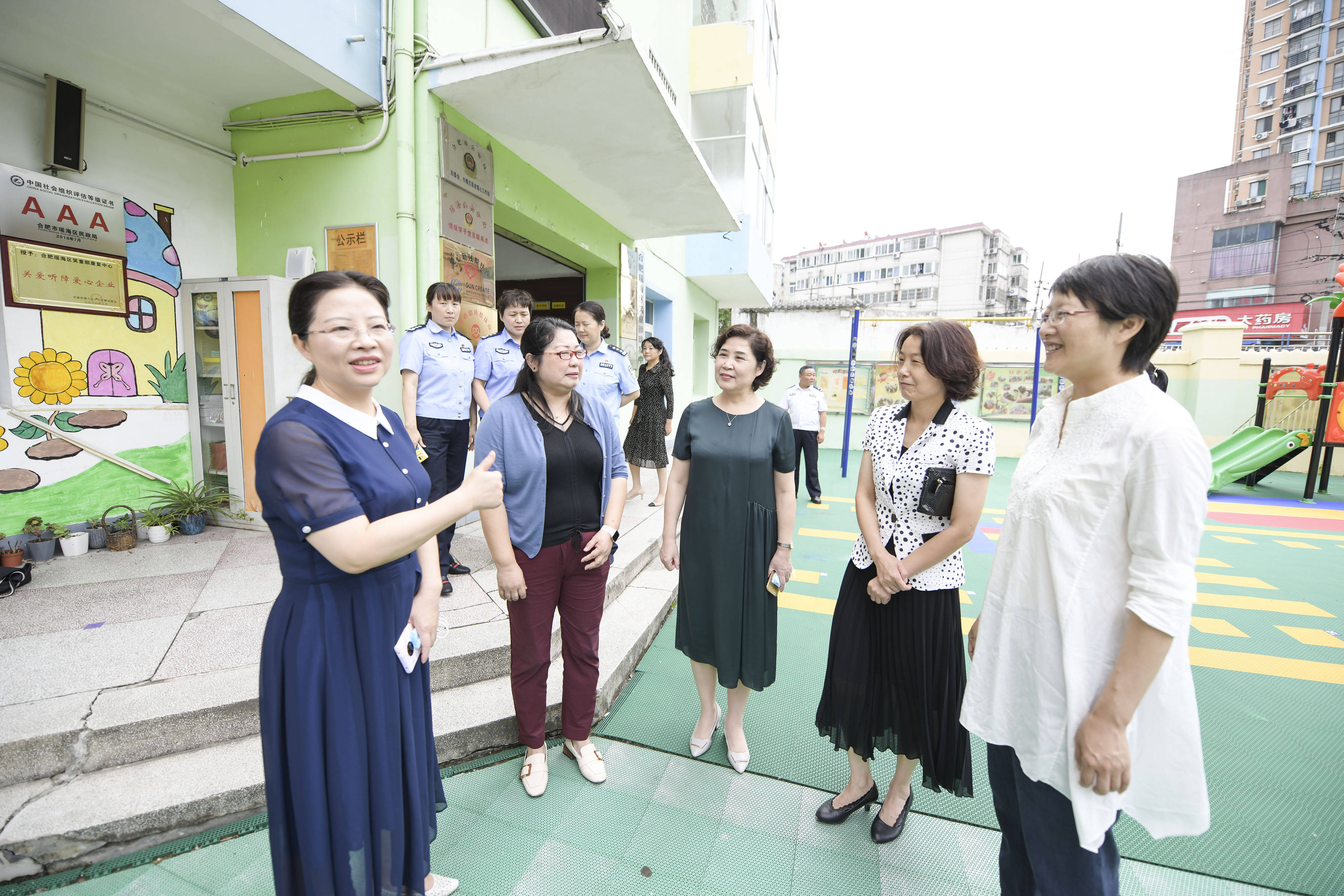 合肥市妇联主席宣丽玲看望慰问笑童颜康复中心师生