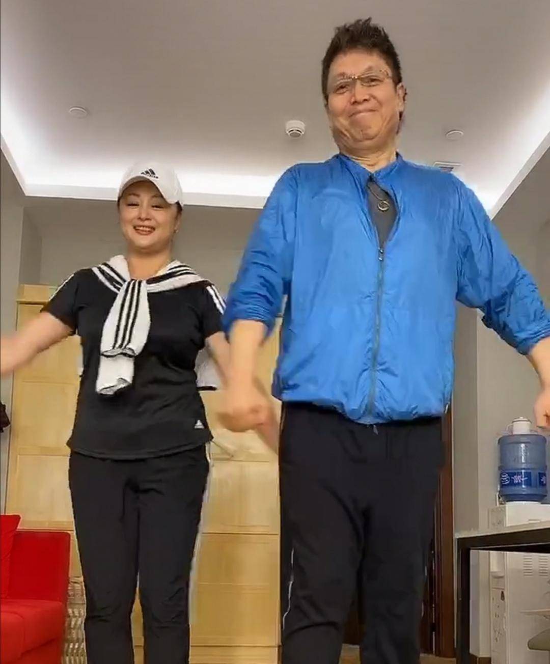 49岁"谢大脚"罕露面,一身潮牌显年轻,和王为念同框斗舞像媒人_于月仙