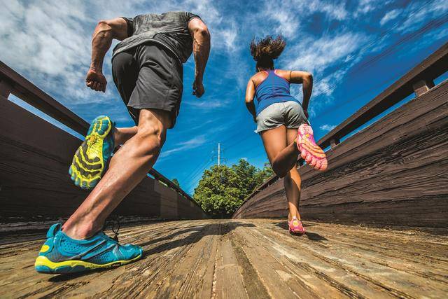 原创你了解吗?我们跑步的姿势大部分都是错的,而他可以纠正跑步姿势