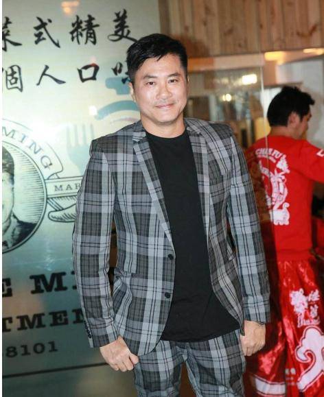 邵仲衡最开始是通过"超级新星大赛"进入到娱乐圈的,那个时候的他外在