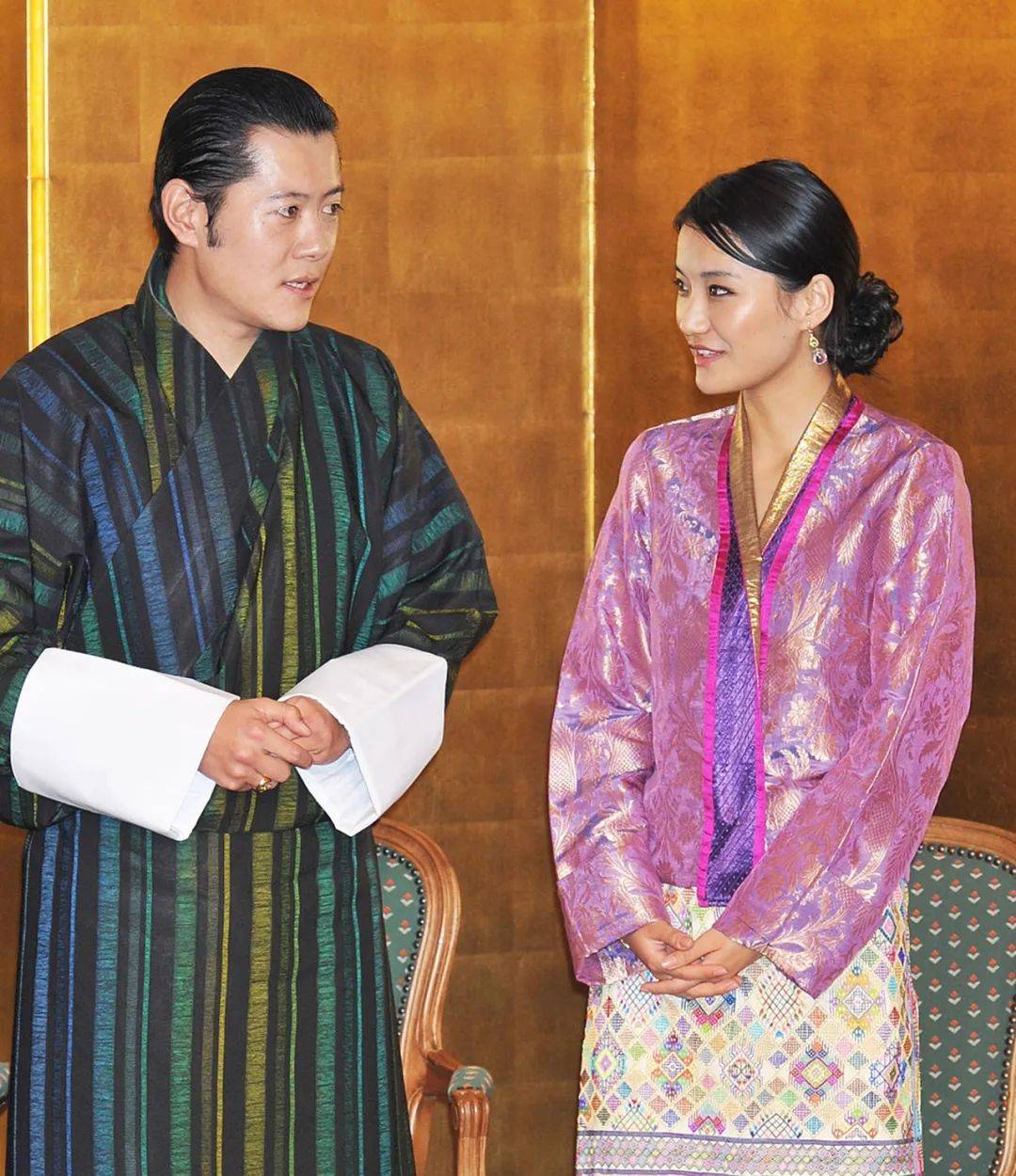 40岁不丹国王人前太会演被问夫妻感情时一把抱住美女王后