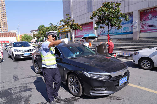 迎着烈日骄阳抗高温战酷暑信阳市平桥勤务大队交警在行动