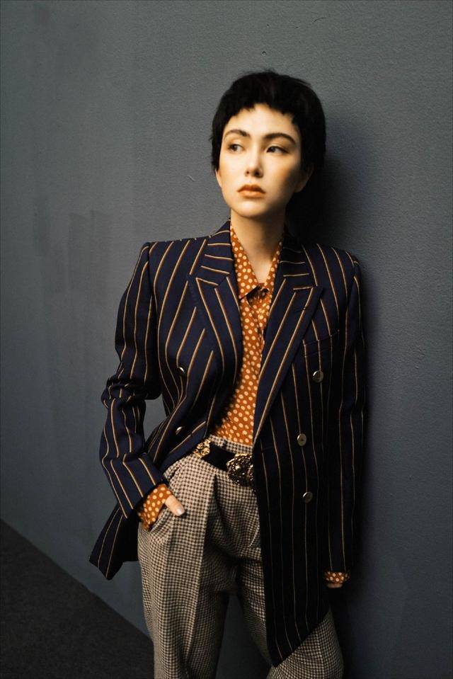 昆凌超短发样子像男人五官立体显中性插兜跷二郎腿很酷很帅气