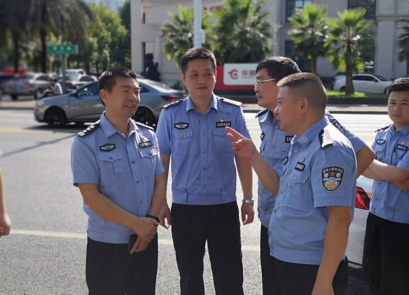 常德公安交警支队长戴林忠同志慰问高温一线民,辅警