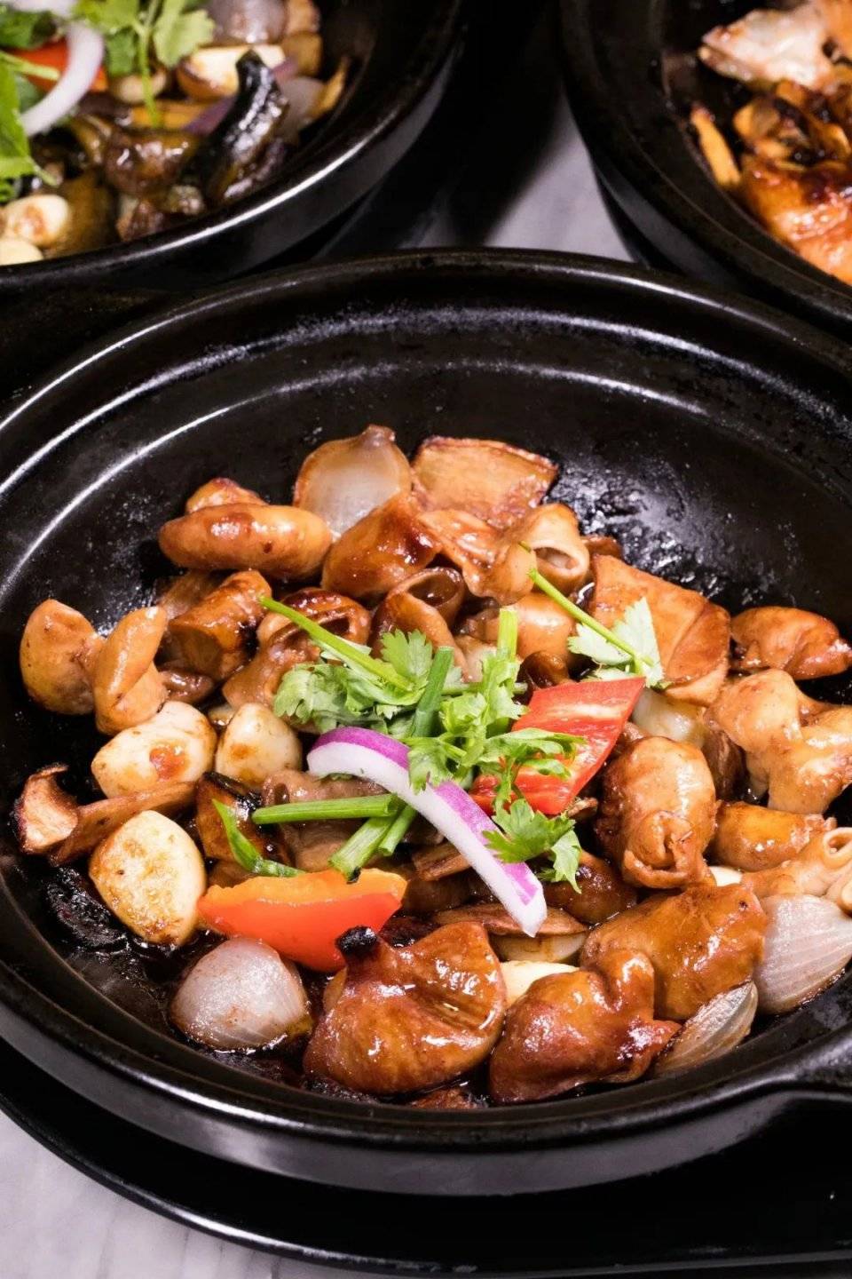 这道菜,我猜没有哪个啫啫党不i的吧～『生啫水库鱼头』可是广东啫啫煲