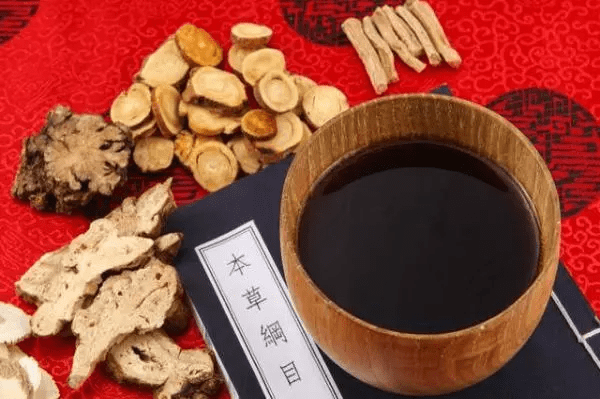 祛湿,化浊为主,黄绍刚主任认为这类患者可以吃一些连朴饮,或者说茵陈