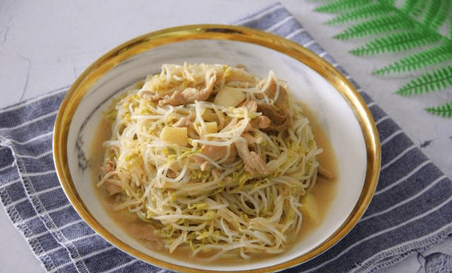 【豆芽炒肉片】 主料:豆芽,猪肉 配料:蒜,生抽,料酒,胡椒粉,淀粉,油