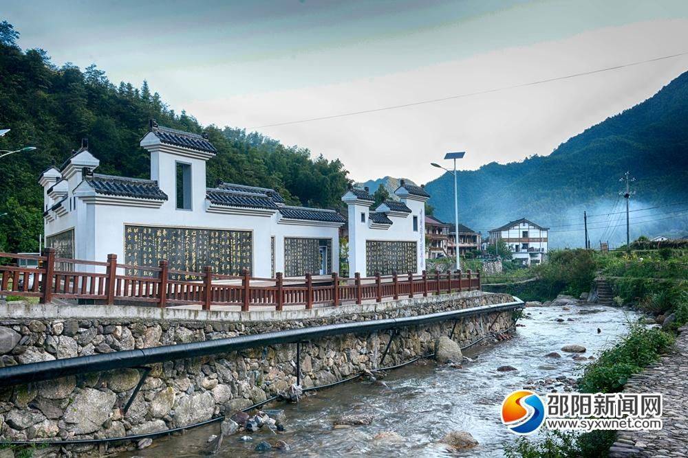 赏新邵长寿清水村的金鱼戏水