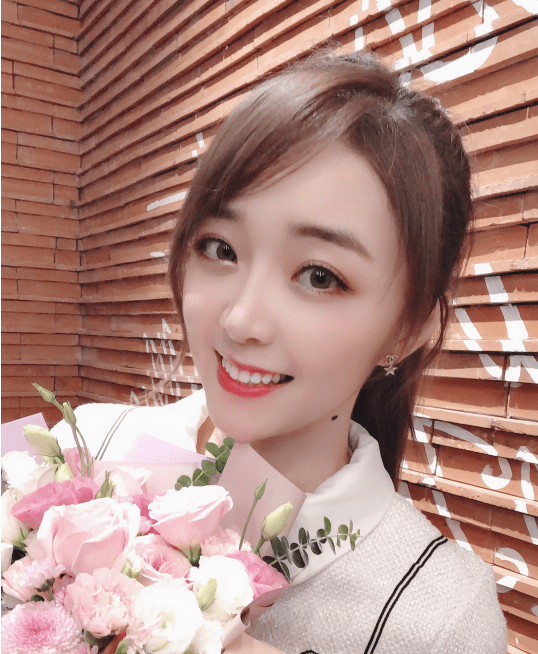 和管泽元分手后余霜不再保守新造型突破自我直逼rita