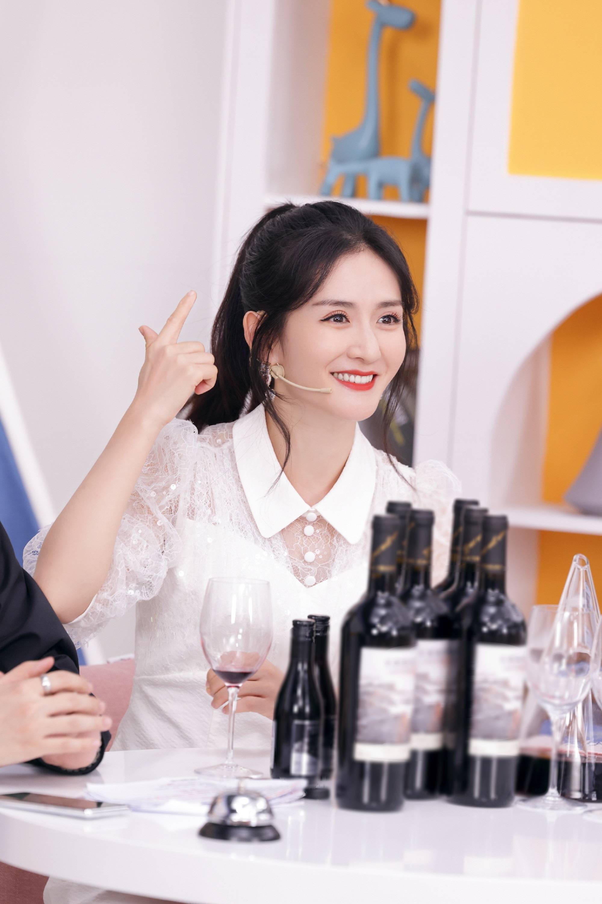 谢娜跨界全网首档竖屏直播综艺破亿点赞签收快乐