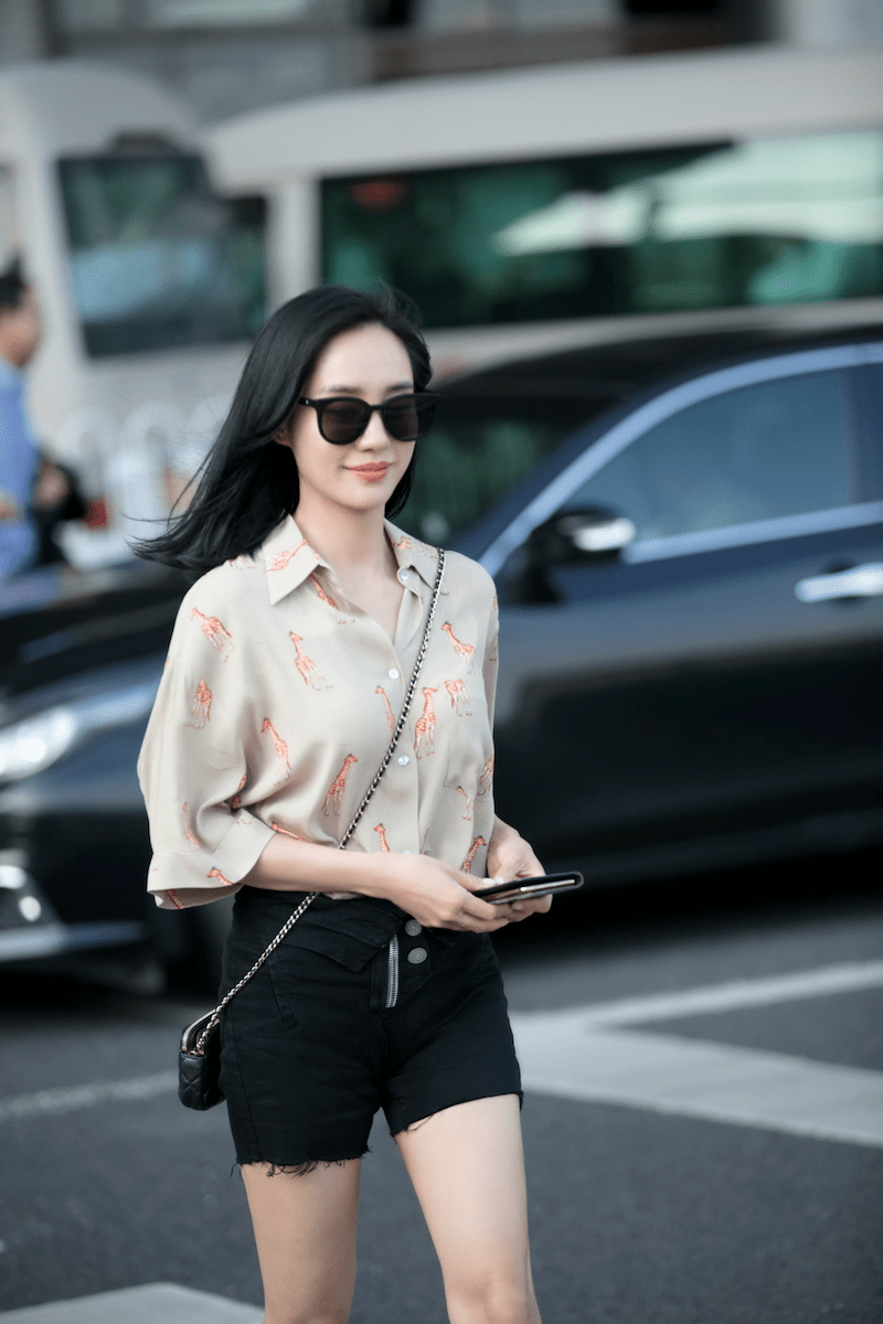 王智衣服品味了得穿白色衬衫搭配半身裙简约大气女人味十足