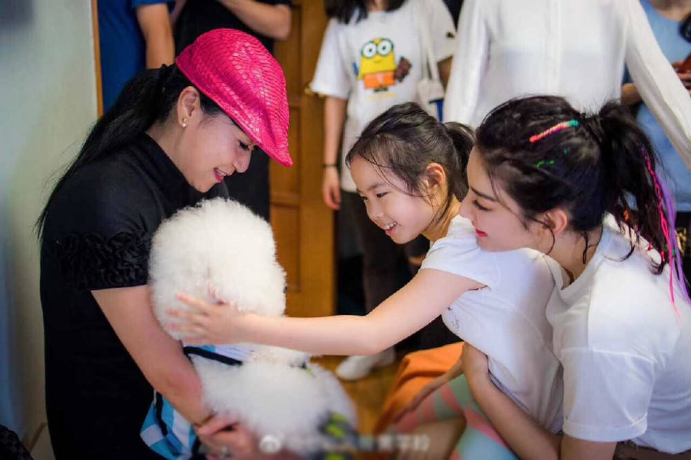 黄奕黄芊玲母女同框十分有爱黄芊玲露牙笑像爸爸