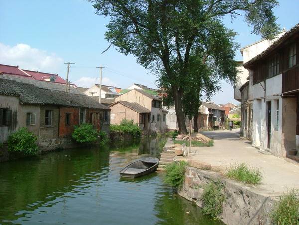 江南这个古镇,藏于闹市之中无人问津,如今房屋早已破败_手机搜狐网
