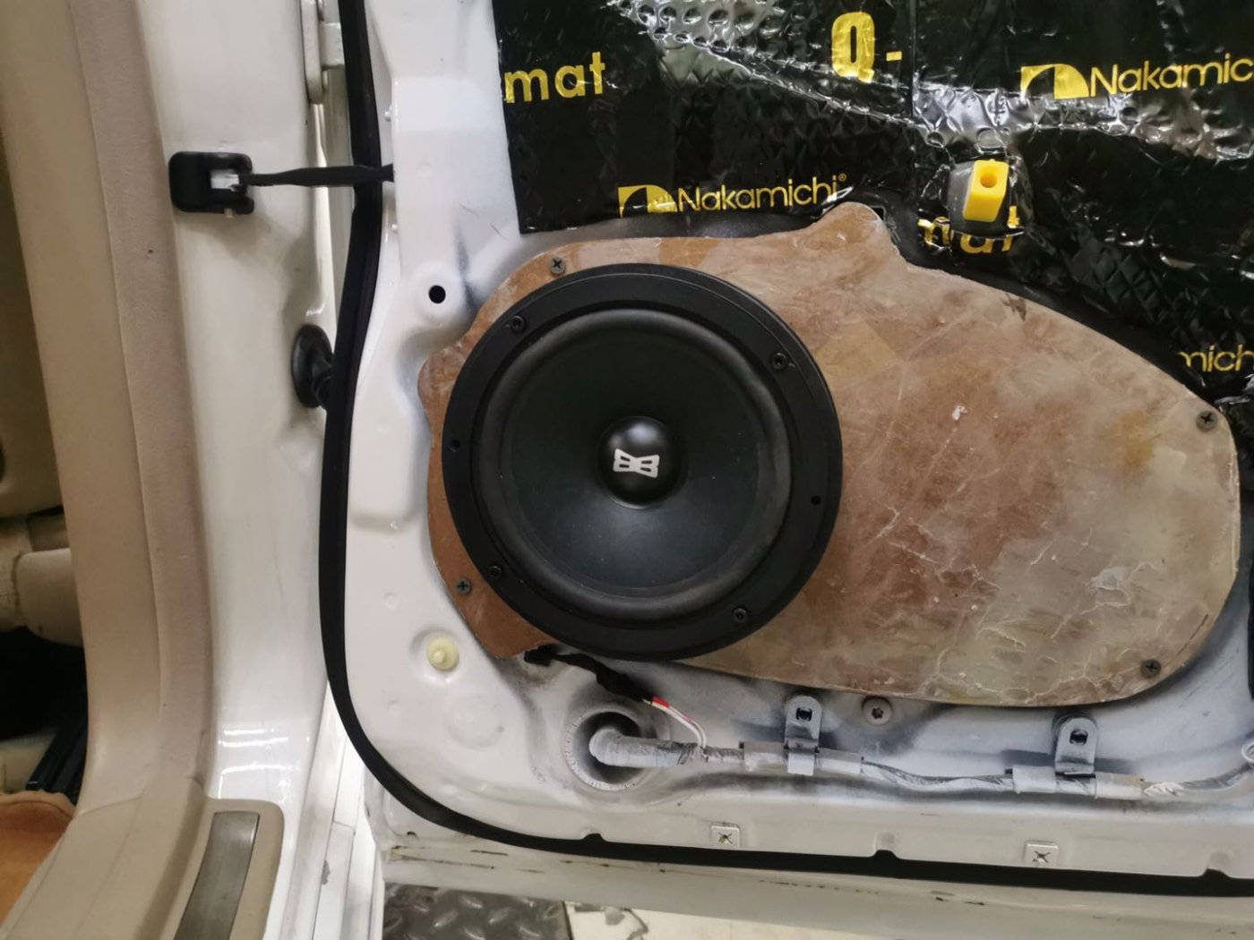 在音源端加入一台先锋deq-80ach,deq-80ach是先锋针对中国大陆地区