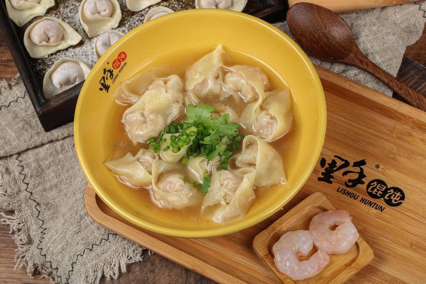 请跟我一起去看看里手馄饨铺亲自掌厨的老板是怎么操作的,下面以猪肉