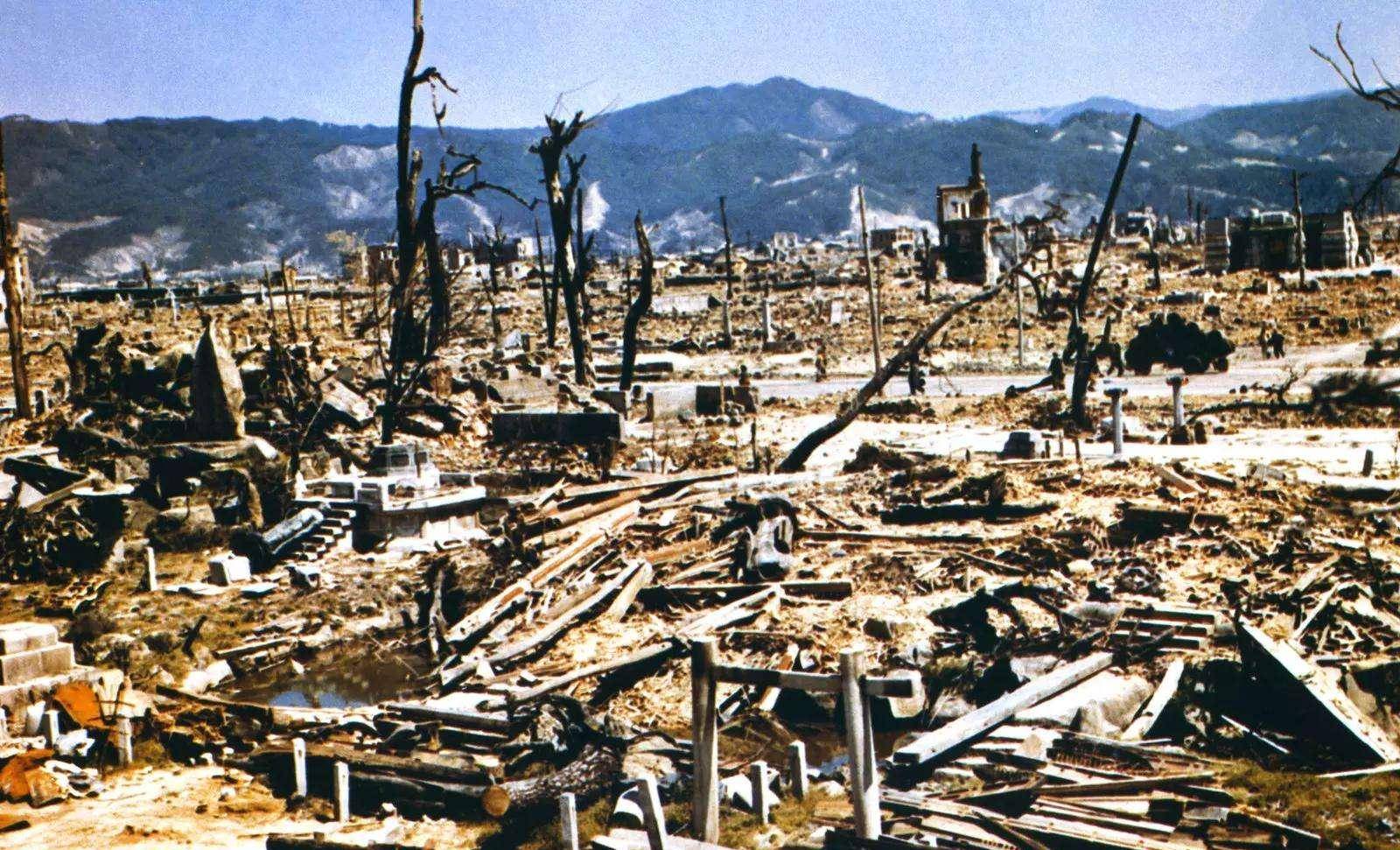一组老照片直击长崎核爆现场,爆炸后第二年,遍地残骸死气沉沉