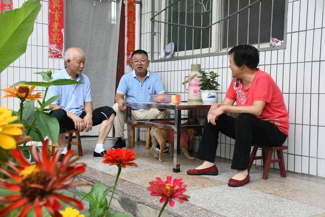 在郭来宝的院里,"养花种树生态美,摆放有序整齐美