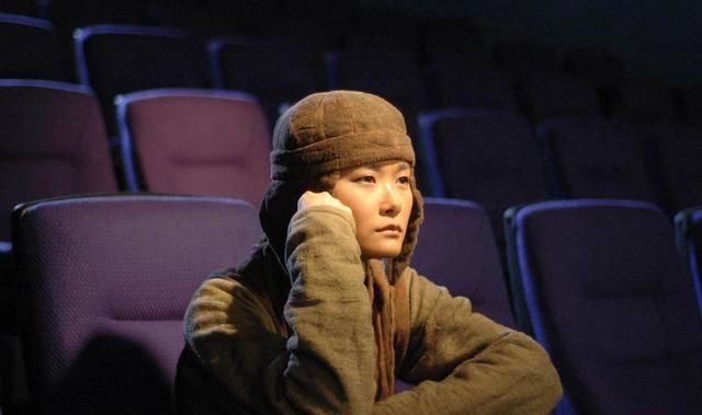 坐在轮椅上哭,15年被父亲劝退2次,李宇春的人生到底有多不容易