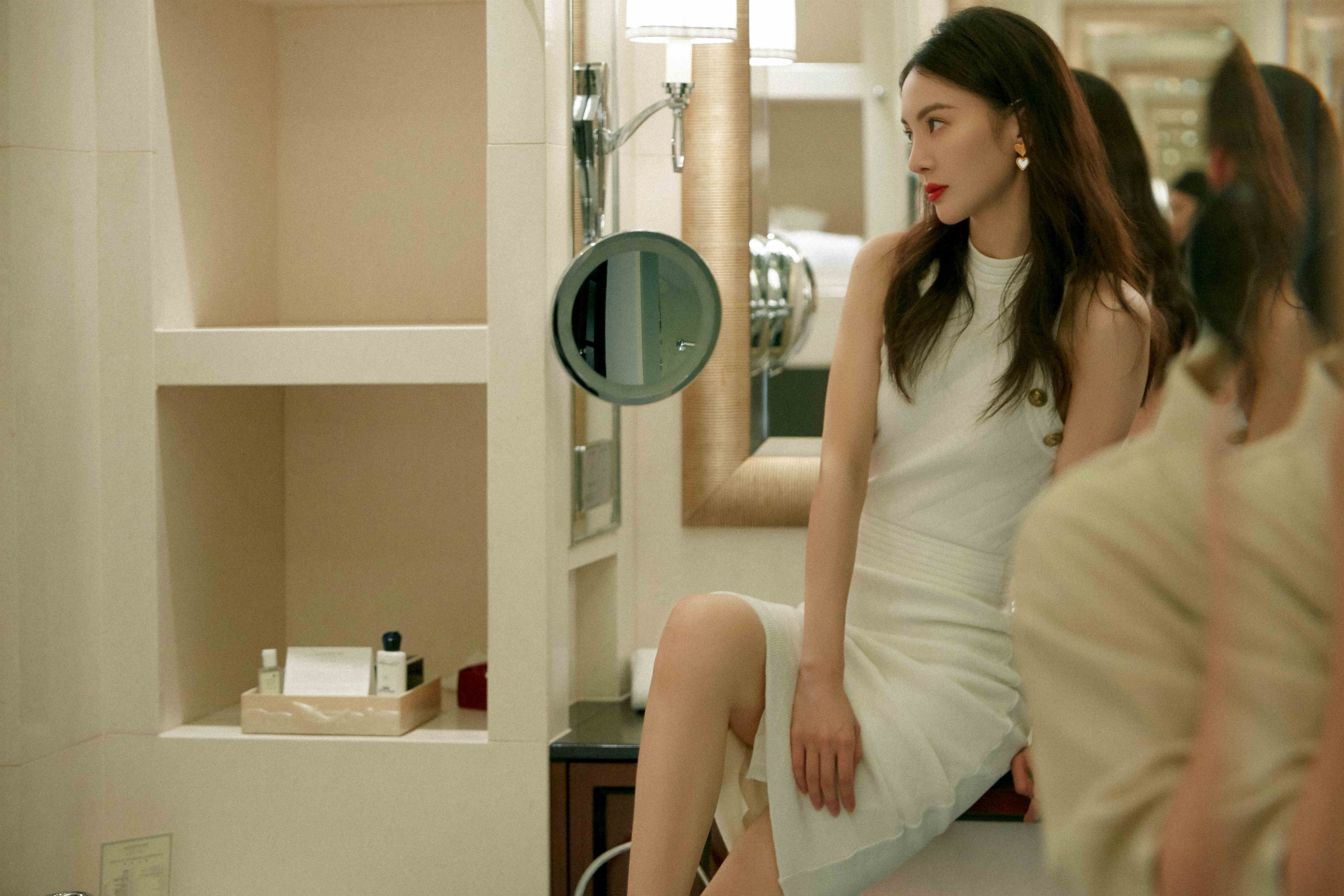 女人化妆的时候最美?金晨在线化妆性感撩人!