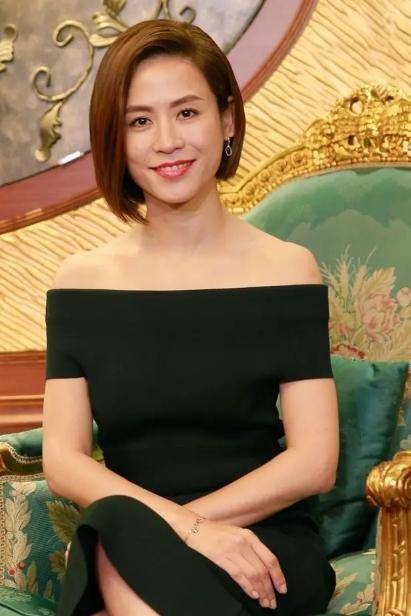 萱萱同框名媛扮嫩很成功纯色抹胸裙稳重大气谁信她49岁