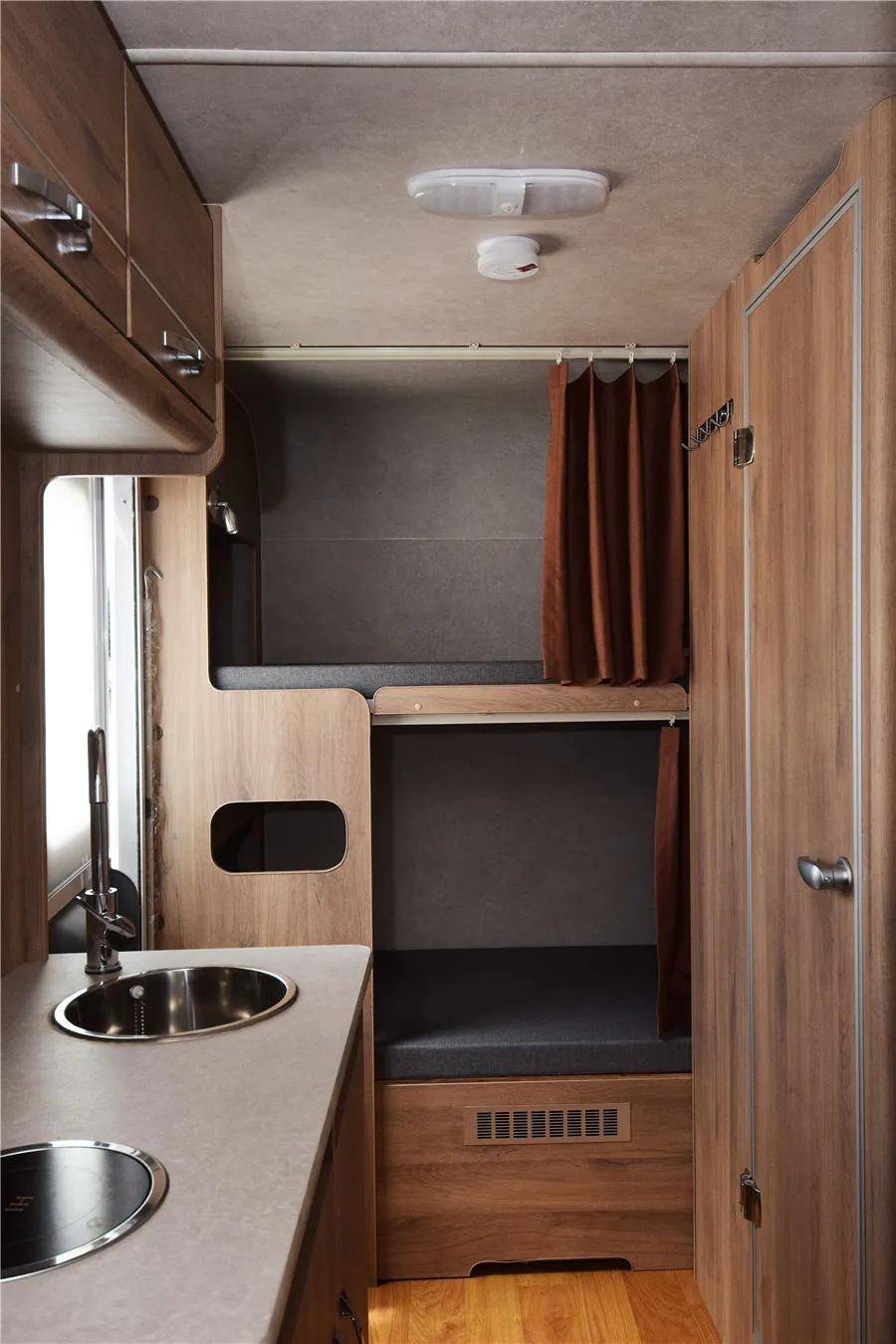 10万以内买房车可能吗?看看这款新车,2种布局能够满足3-4人住宿