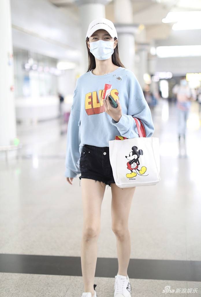 沈梦辰挽卡通手袋少女感十足卫衣配牛仔裤长腿抢镜