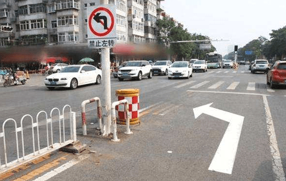 路口转弯要注意了,别再"无礼"转弯,要不然一下扣8分罚500