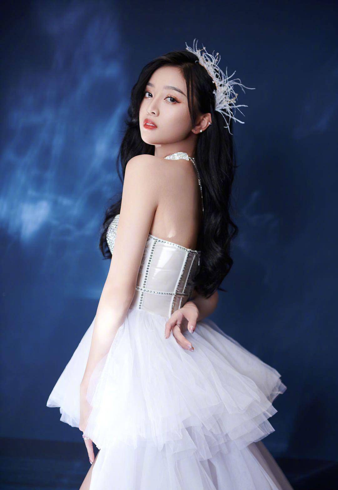 吴宣仪解锁婚纱造型,白色皮质拼接网纱短裙,甜美公主范又甜又仙_手机