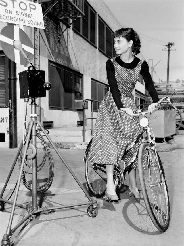 优雅的女人:奥黛丽·赫本与自行车