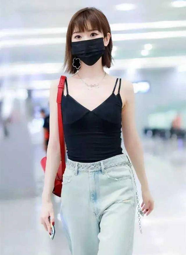 原创毛晓彤一袭黑背心娇小身材小鸟依人32岁还似个孩子