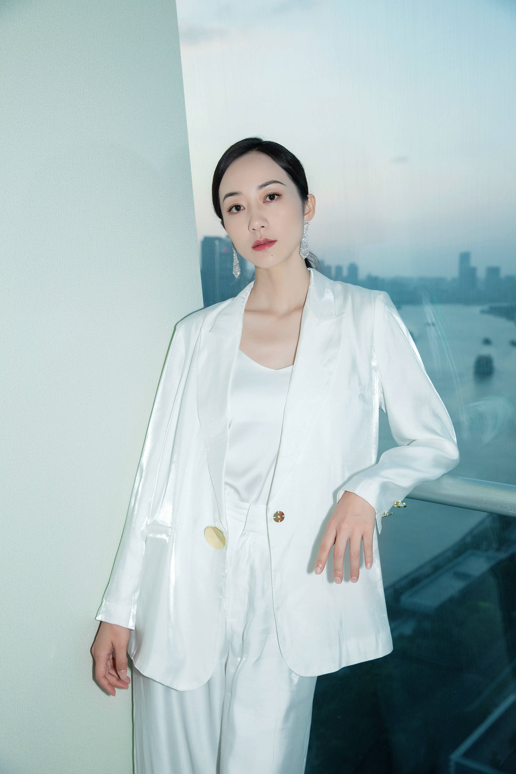纯白西装帅气马尾现身韩雪又美又飒
