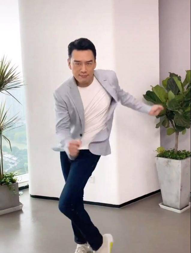 王耀庆带着杨洋再跳魔性舞蹈才知道跳舞看脸杨洋跳舞是偶像剧