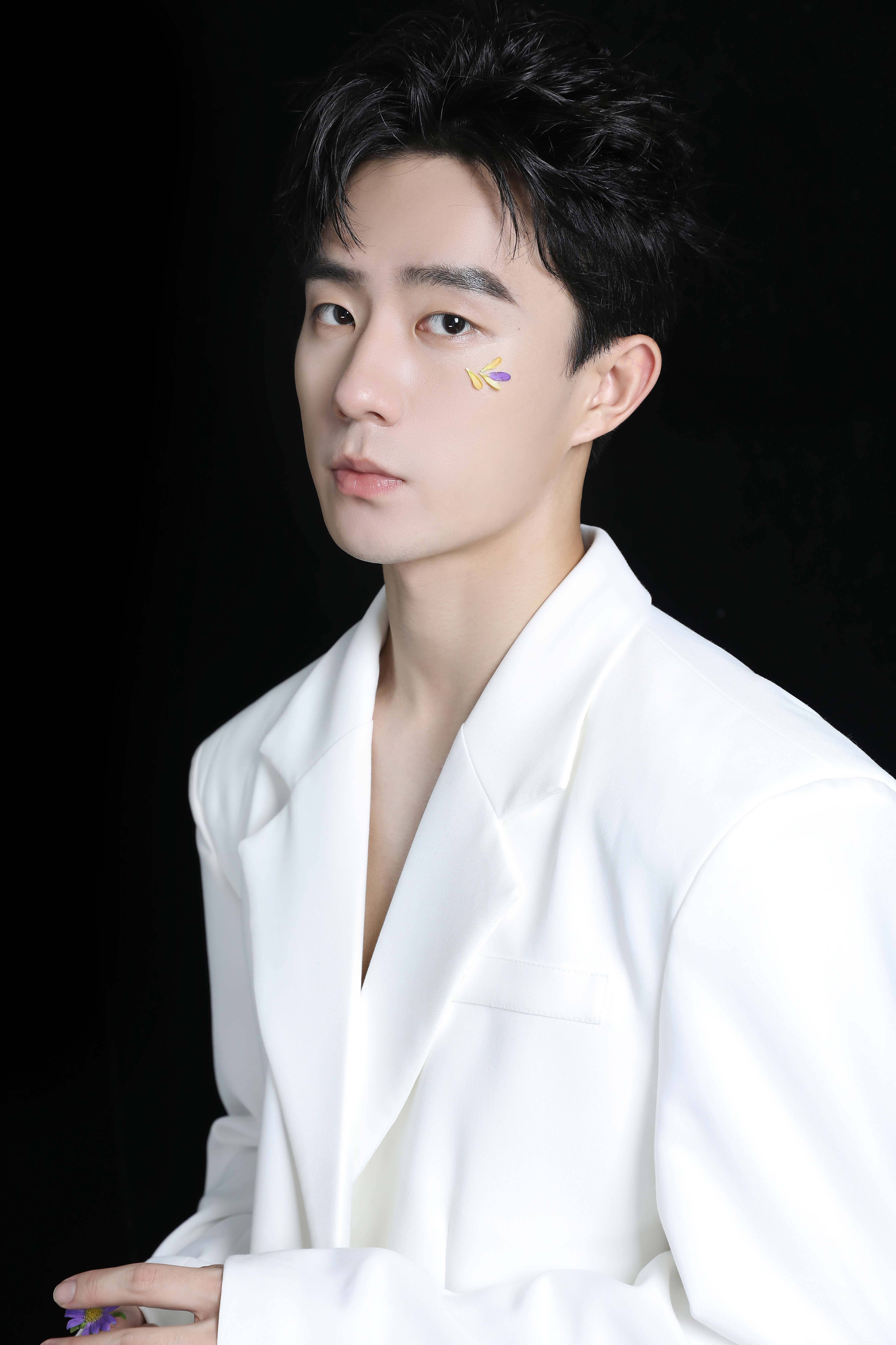 郑好夏日写真曝光花瓣造型配白色西装魅力十足演绎雅痞绅士