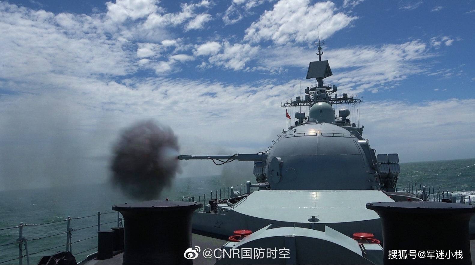 杭州舰改装后首次亮相军演舰艏双管130舰炮依然威武霸气