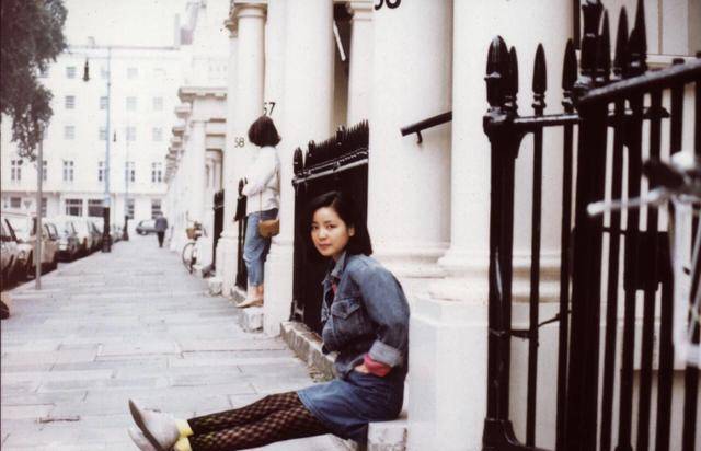 真想不到,邓丽君还是那年代的时尚咖,背lv戴墨镜机场街拍的鼻祖