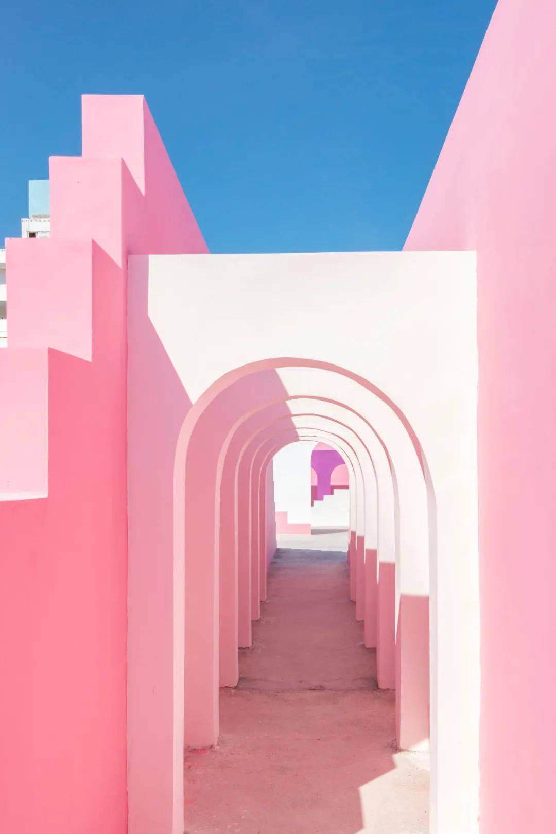 泉州搬来了一栋粉色「纪念碑谷」,被整片大海包围!美到窒息!