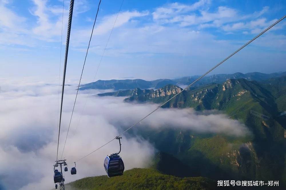 ▼或站於千米崖壁,執手摘雲乘坐索道迎風而上,衝散雲層鳳凰嶺索道和