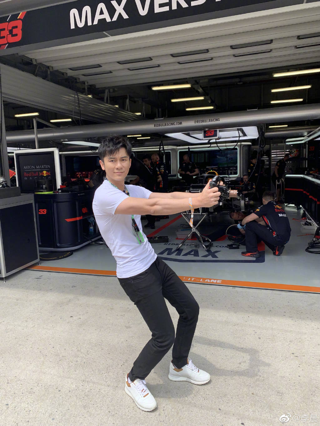 原创李晨与美女共进晚餐还贴心按摩曾频繁在美女面前秀肌肉男友力爆棚