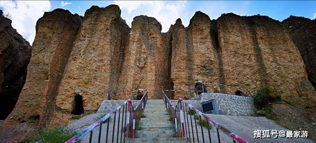 还有供参观的储油罐和油花石,再往下是石油河,河对岸是西河坝窑洞遗址