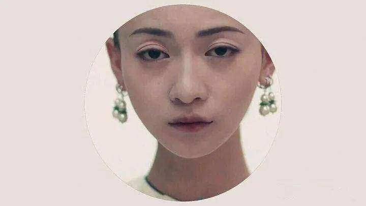 1,凤毛额 凤毛额的额前发际处细细的卷发,这样的相理婚姻不顺利, 三