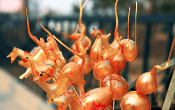 原创糖人张虽然没有泥人张出名却用糖人以假乱真救了孩子的命